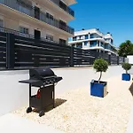 Delsol - Modern Private Pool Short Walk To *