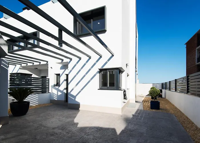 Delsol - Modern Private Pool Short Walk To *