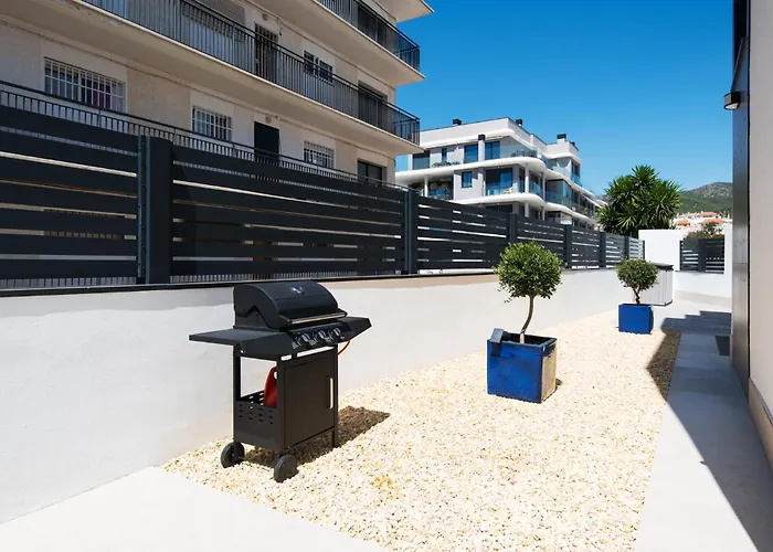 Delsol - Modern Private Pool Short Walk To *