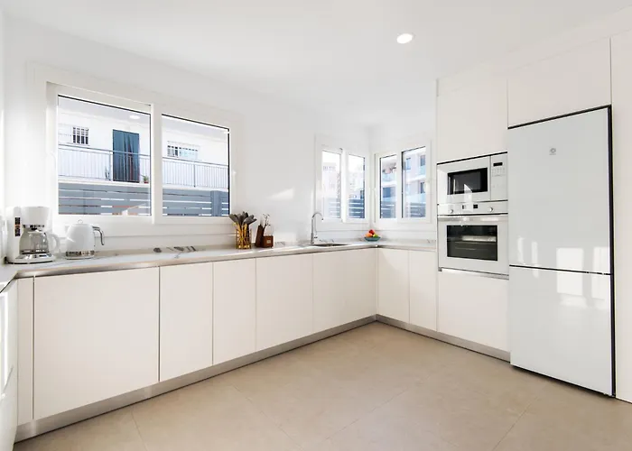 Delsol - Modern Private Pool Short Walk To Villa